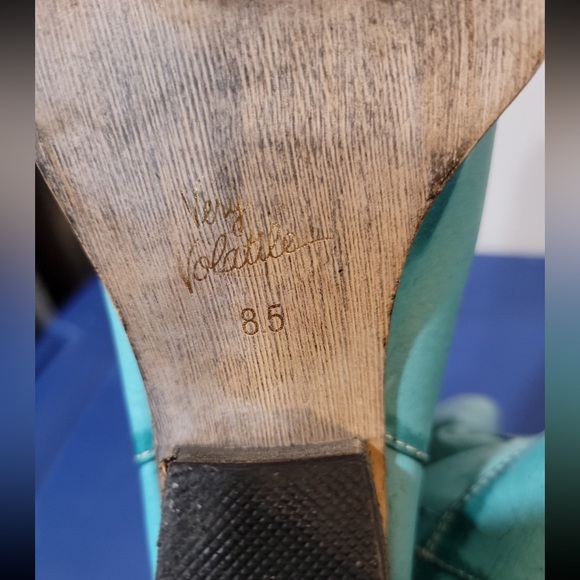 Very Volatile, Turquoise outer, animal print inner 8.5, READ DESCRIPTION! - Picture 3 of 6